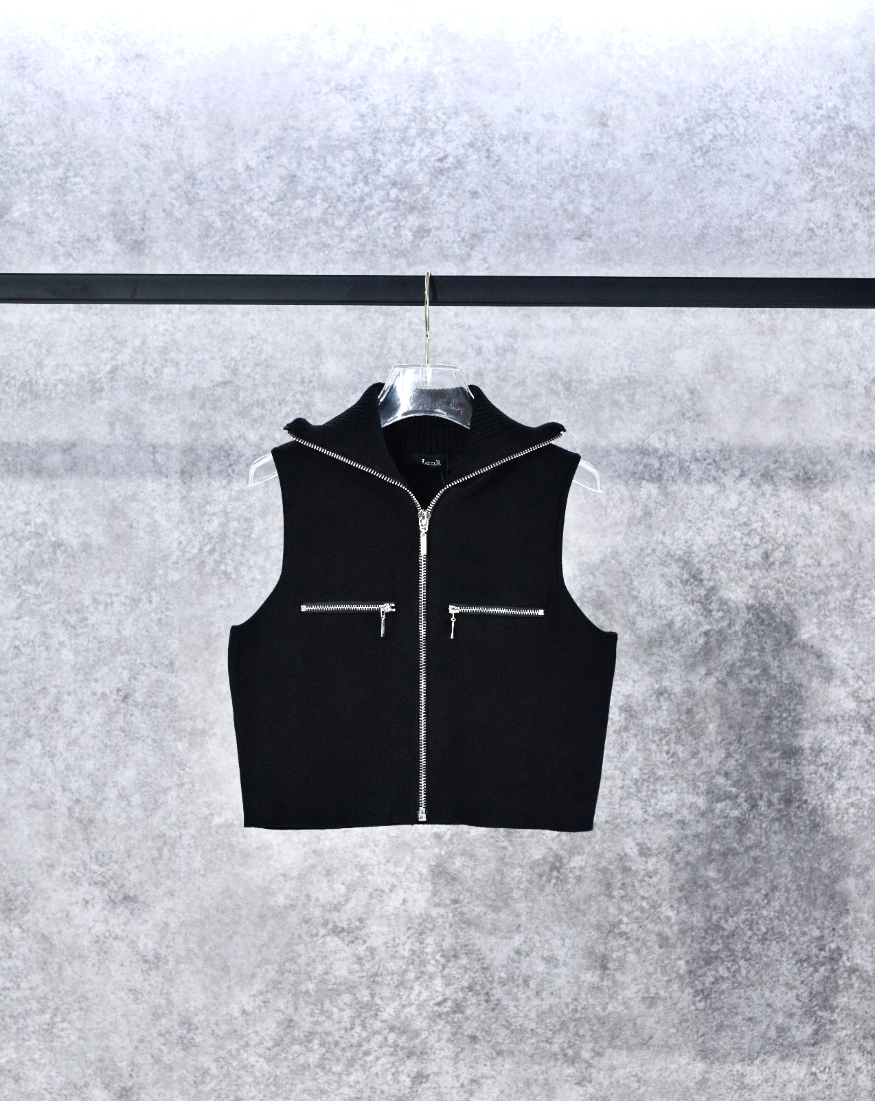 no-sleeve zip-up tops