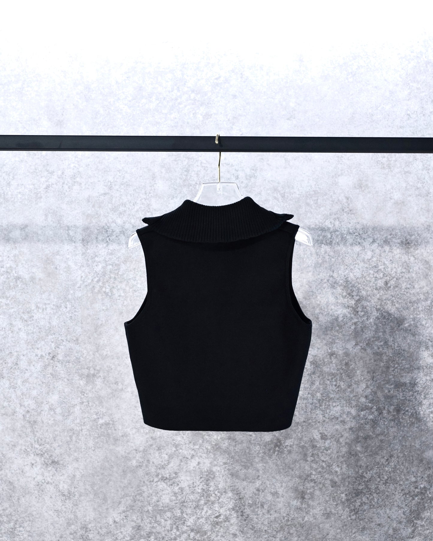 no-sleeve zip-up tops